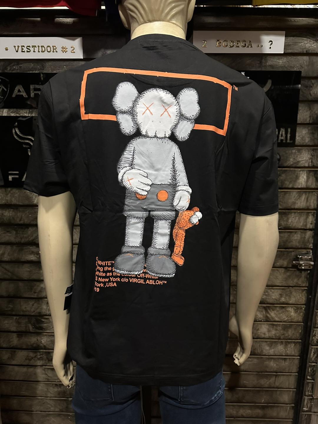 Camisa Off White x Kaws "Logo Print"