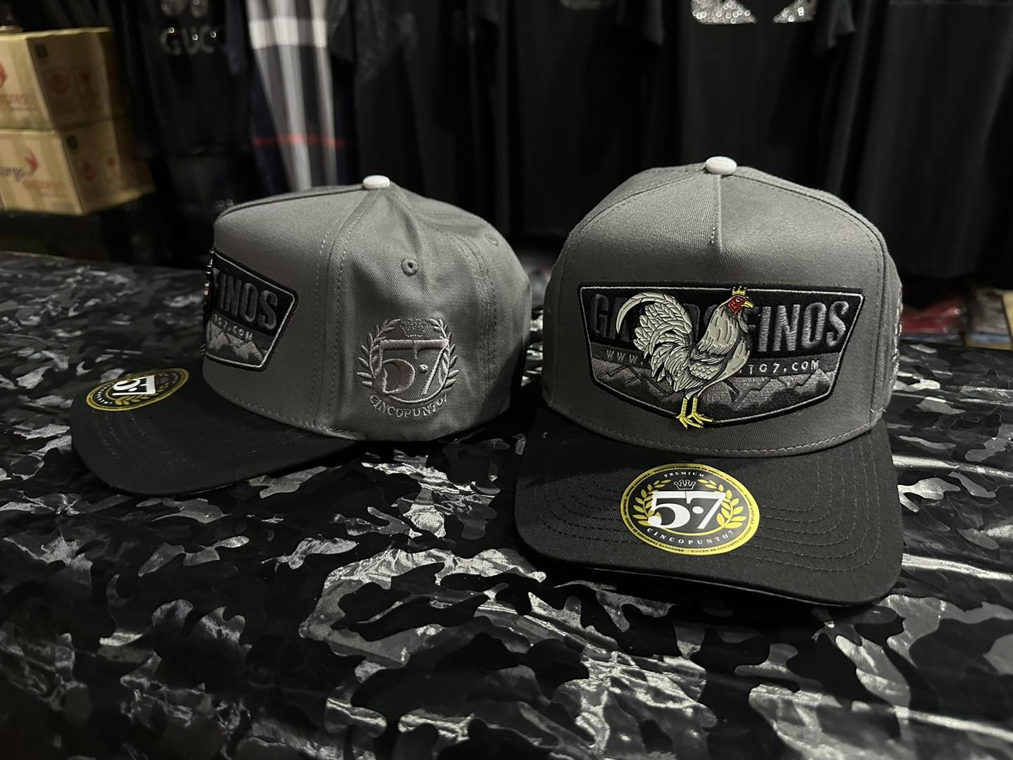 Gorra 5.7 Gallos Finos Gris