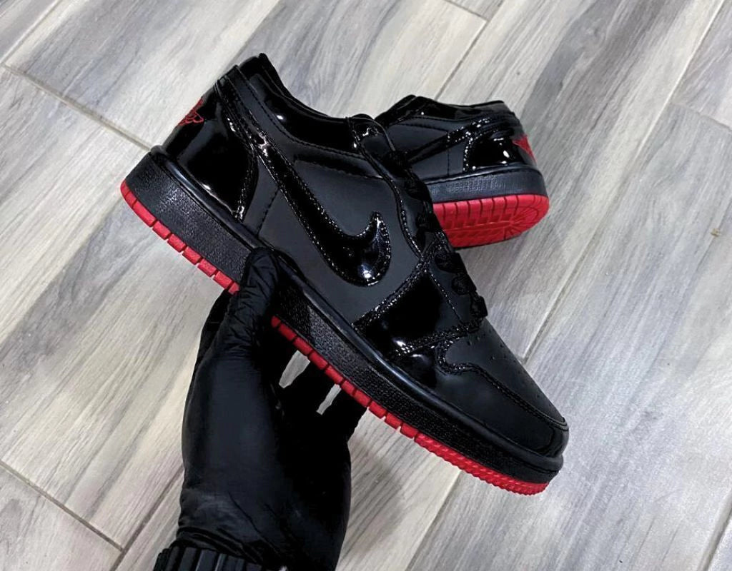 JORDAN RETRO LOW NEGRO SUELA ROJA