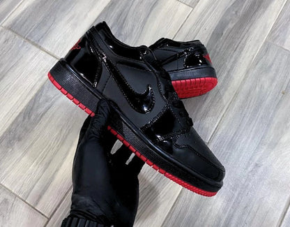 JORDAN RETRO LOW NEGRO SUELA ROJA