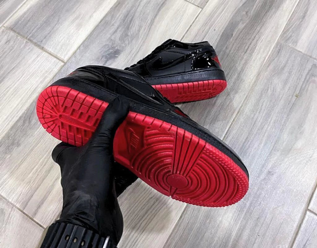 JORDAN RETRO LOW NEGRO SUELA ROJA