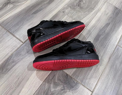 JORDAN RETRO LOW NEGRO SUELA ROJA