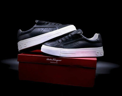 FERRAGAMO BLACK WHITE BORG GRAVADO GANCINI EN PIEL